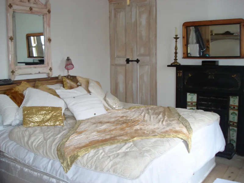 Bedroom at Newington Green terrace, B2014 (photo 19)