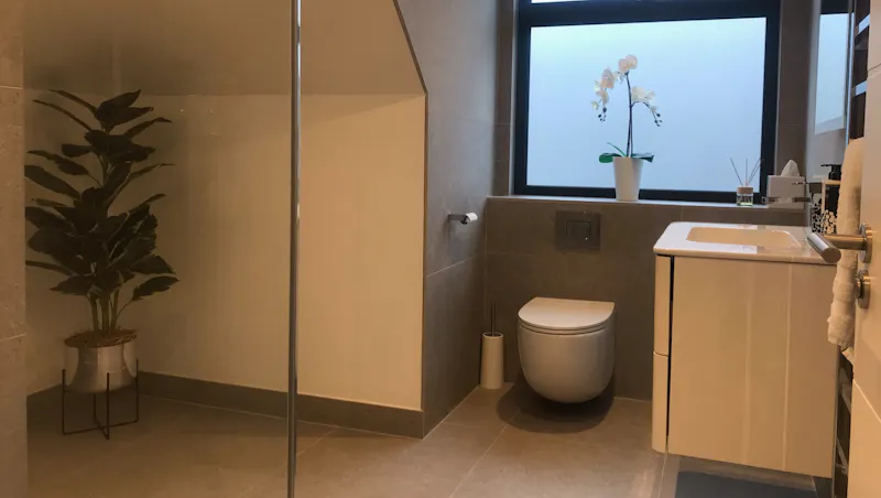 Bathroom at Modern white house Mill Hill, D2628 (photo 10)
