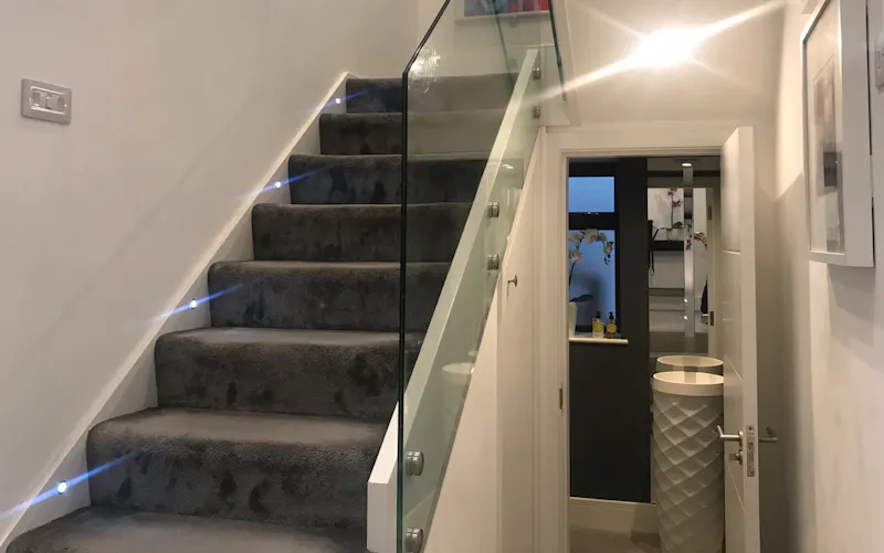Staircase at Modern white house Mill Hill, D2628 (photo 13)