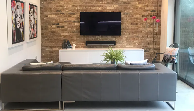 Exposed brick at Modern white house Mill Hill, D2628 (photo 9)