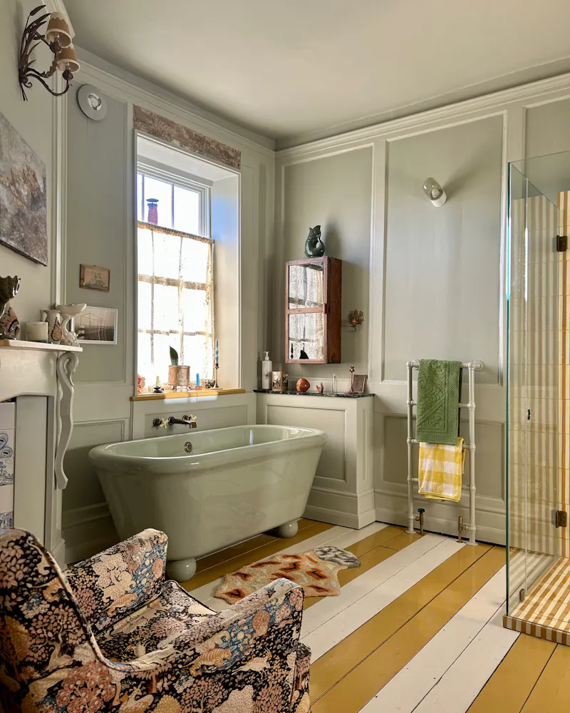 Bathroom at Henley on Thames townhouse, A1602 (photo 25)