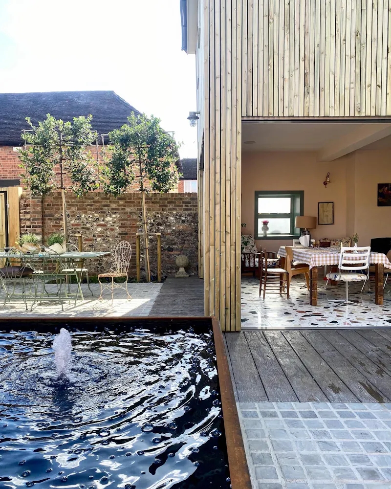 Pond at Henley on Thames townhouse, A1602 (photo 46)