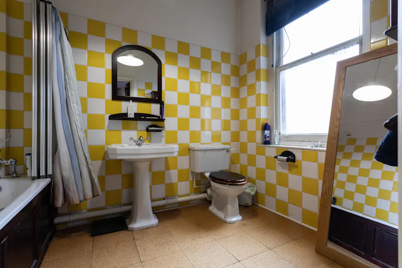 Bathroom at Mansion flat in Hammersmith, F1235 (photo 23)