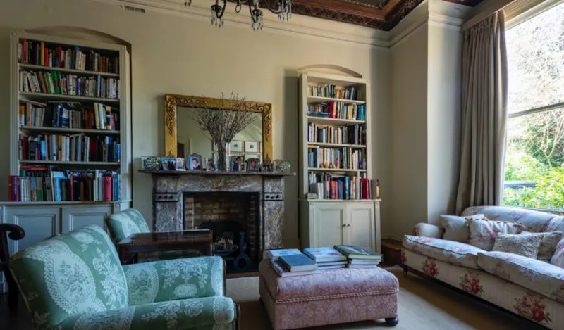Library at Lovely Ealing family house, B1423 (photo 13)
