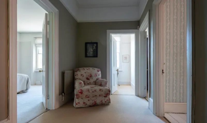 Landing at Lovely Ealing family house, B1423 (photo 32)