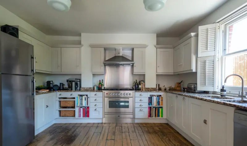 Kitchen at Lovely Ealing family house, B1423 (photo 4)