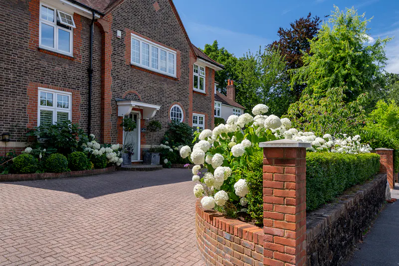 Driveway at Surbiton Pool House, D2337 (photo 83)