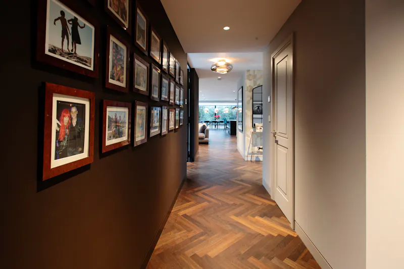 Entrance hall at Sophisticated Kew House, D2711 (photo 2)