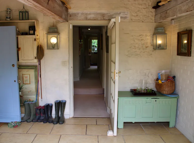 Exposed brick at Country house Itchen Stoke, C923 (photo 4)