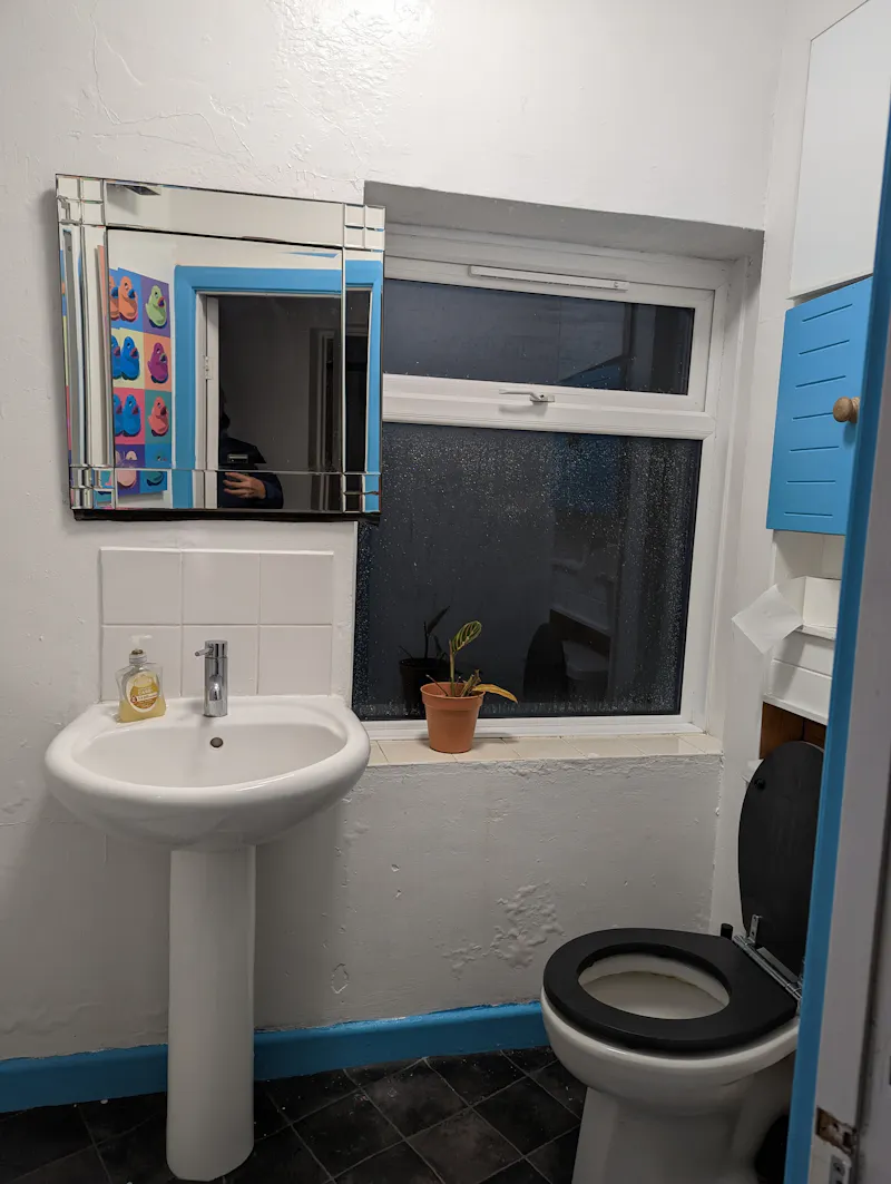Bathroom at Flat with roof top garden in Bristol, F1109 (photo 6)