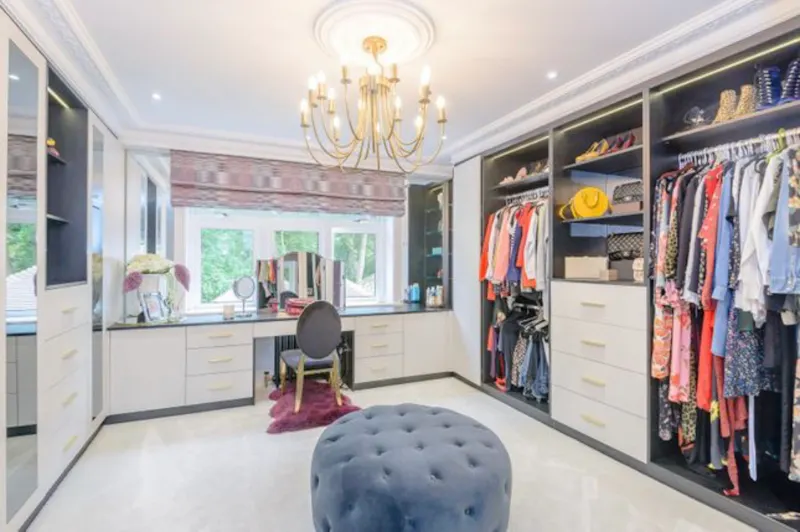 Changing rooms at Modern Woking home, D2712 (photo 12)