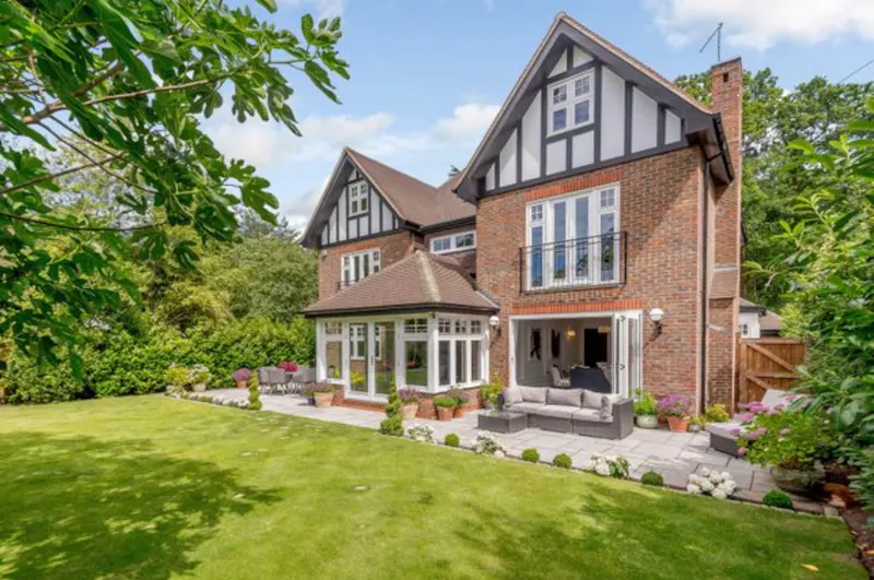 Garden at Modern Woking home, D2712 (photo 13)