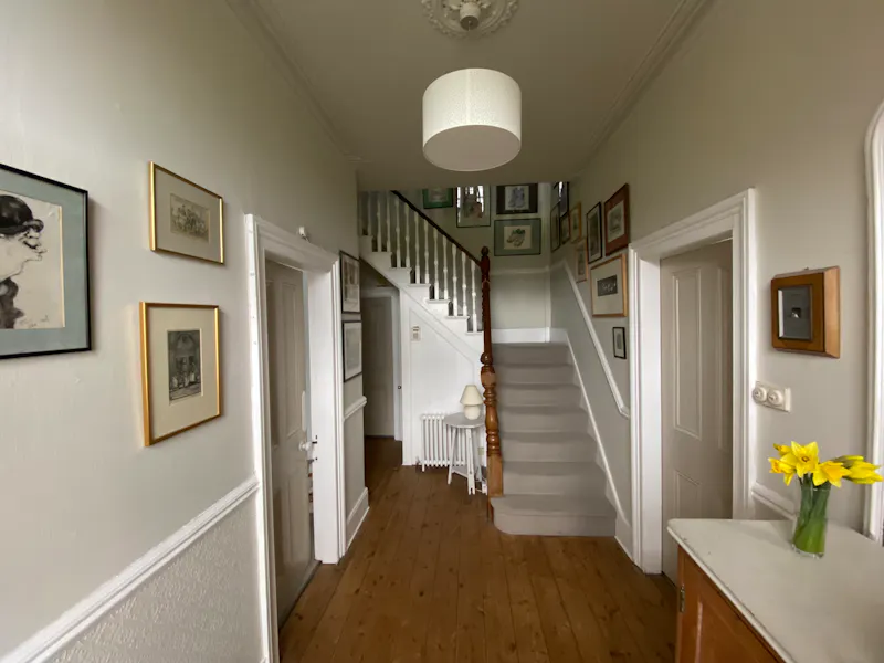 Entrance hall at Detached Eltham house, E313 (photo 2)