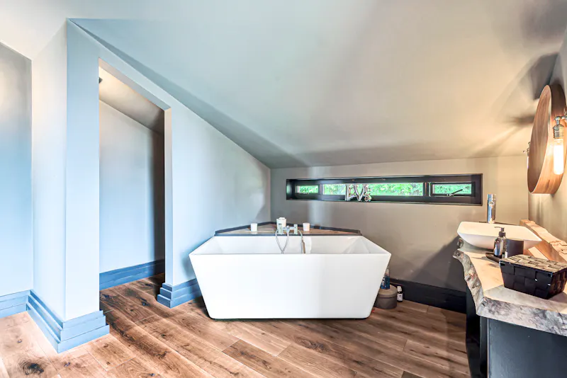 Bathroom at Chelsfield modern house, K481 (photo 12)