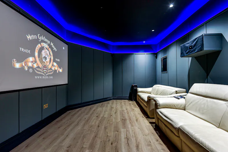 Home cinema at Chelsfield modern house, K481 (photo 9)