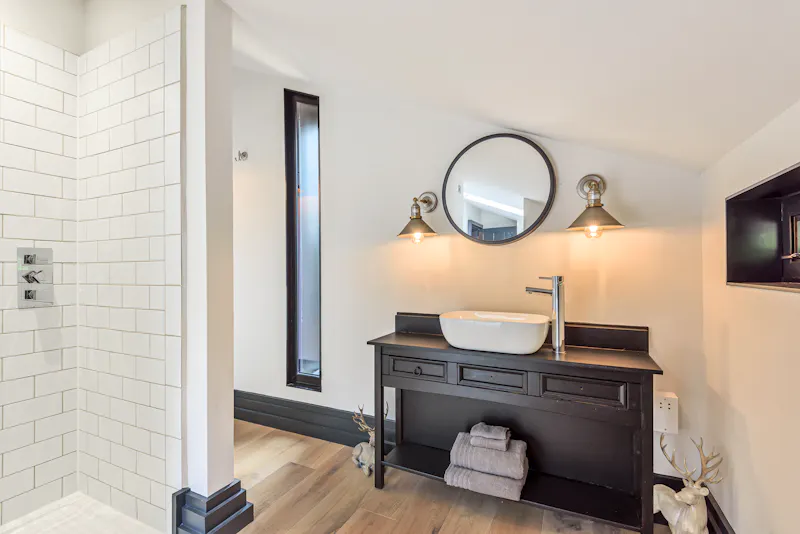 Bathroom at Chelsfield modern house, K481 (photo 20)