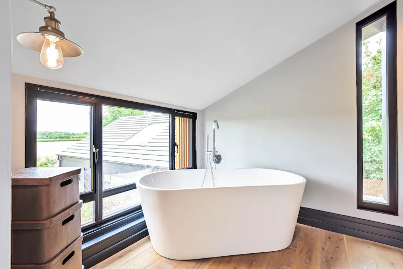 Bathroom at Chelsfield modern house, K481 (photo 17)