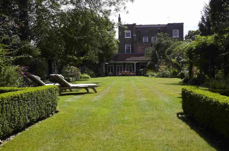 Garden at Southgate Georgian house, A1235 (photo 26)