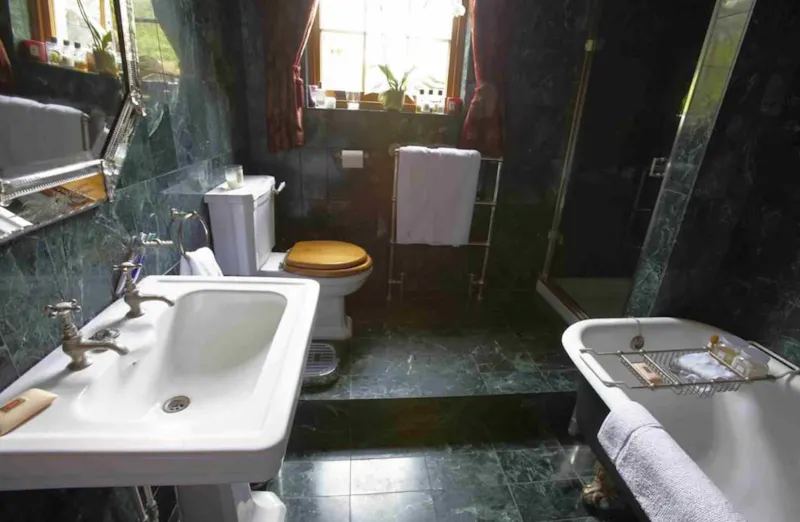 Bathroom at Southgate Georgian house, A1235 (photo 20)