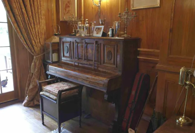 Piano at Southgate Georgian house, A1235 (photo 11)