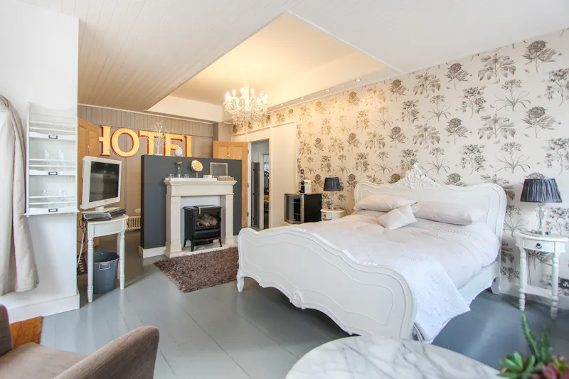 Wallpaper at Whitstable beach apartment, C937 (photo 18)