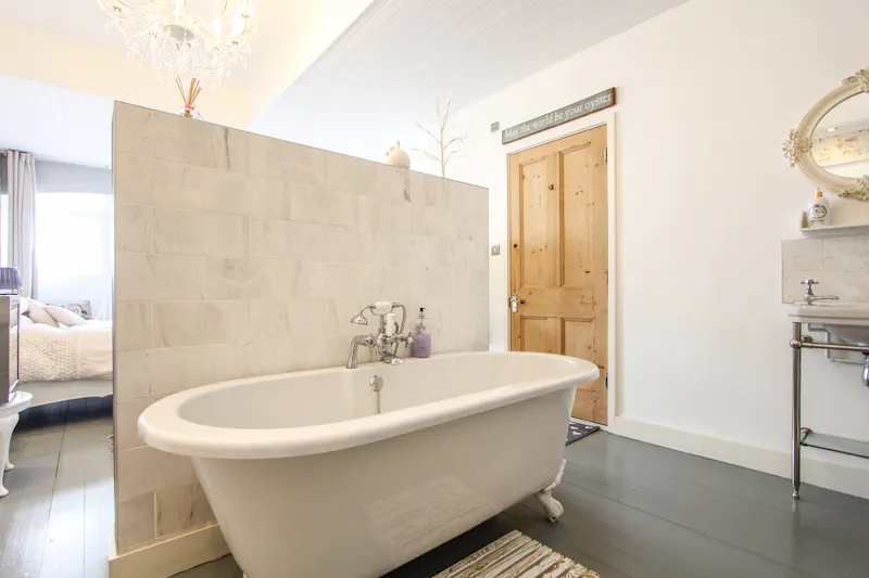 Bath - rolltop at Whitstable beach apartment, C937 (photo 16)