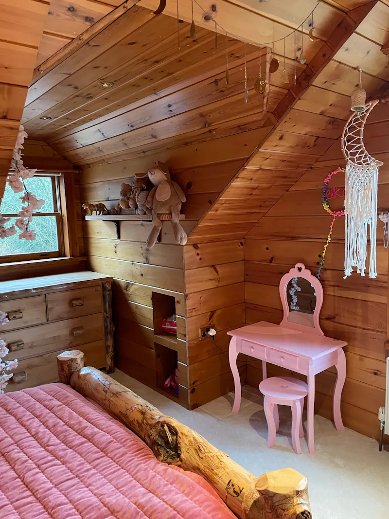 Bedroom - child's at American log cabin in Hastings, Q54 (photo 8)
