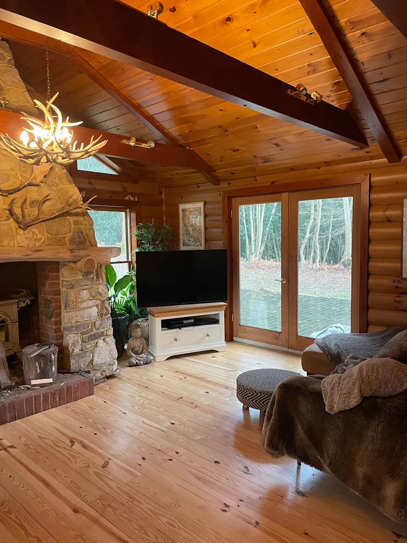 Beams at American log cabin in Hastings, Q54 (photo 3)
