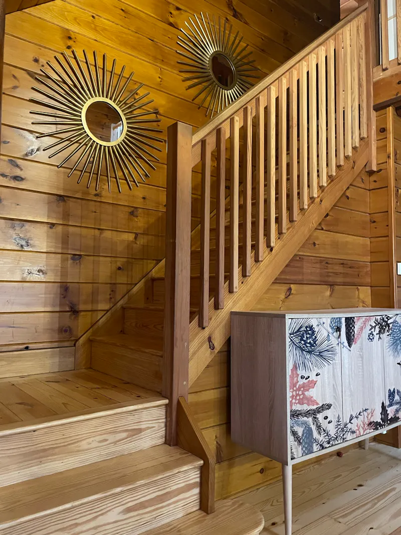 Staircase at American log cabin in Hastings, Q54 (photo 6)
