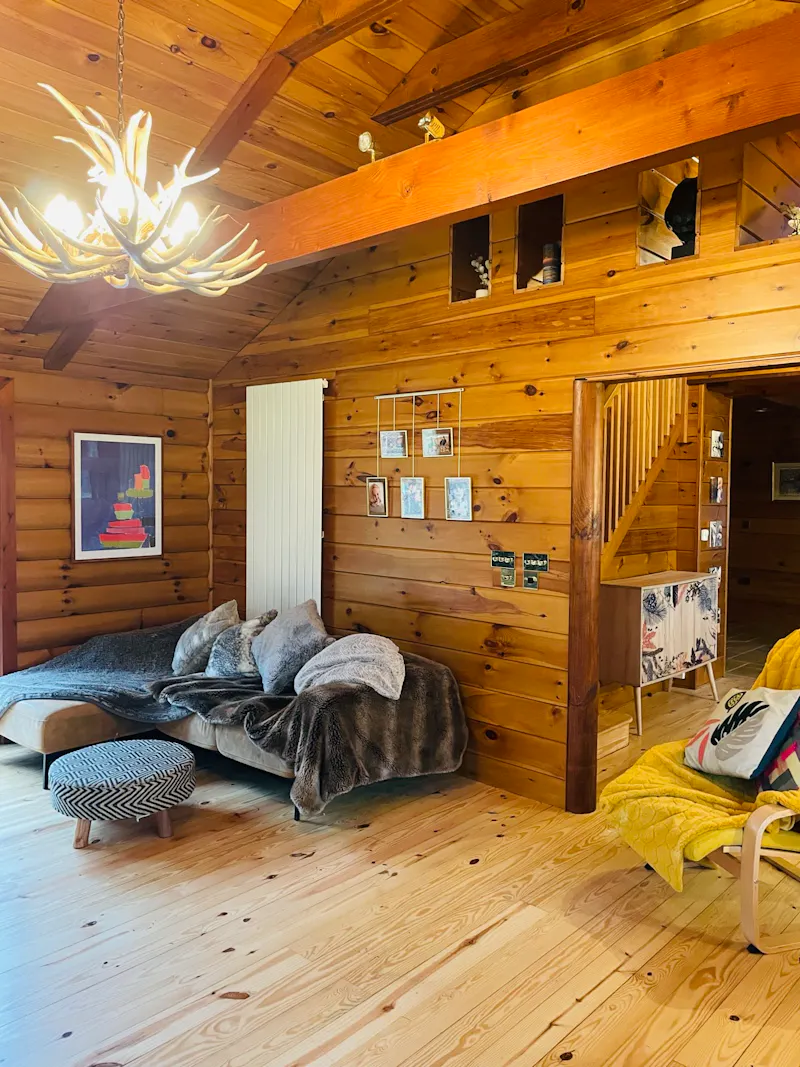 Beams at American log cabin in Hastings, Q54 (photo 2)