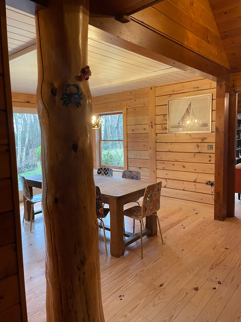 Dining room at American log cabin in Hastings, Q54 (photo 4)