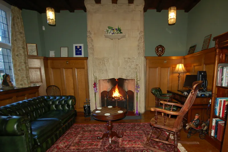 Study at Vacant Huddersfield mansion , B2016 (photo 15)