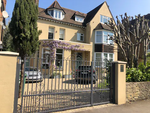 Contemporary Ealing house, B1296