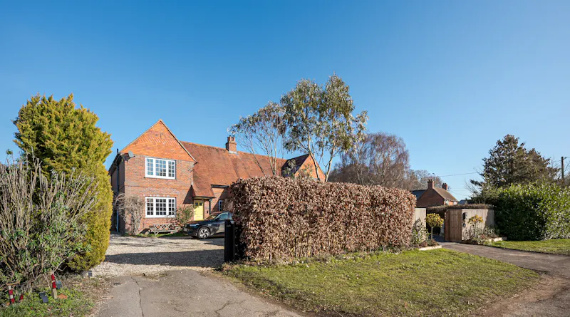 Driveway at Henley-on-Thames family home, D2714 (photo 1)