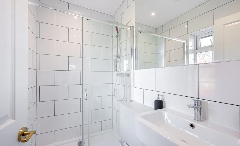 Bathroom at Henley-on-Thames family home, D2714 (photo 13)