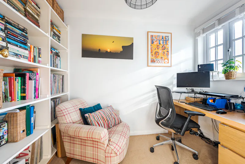 Study at Henley-on-Thames family home, D2714 (photo 16)