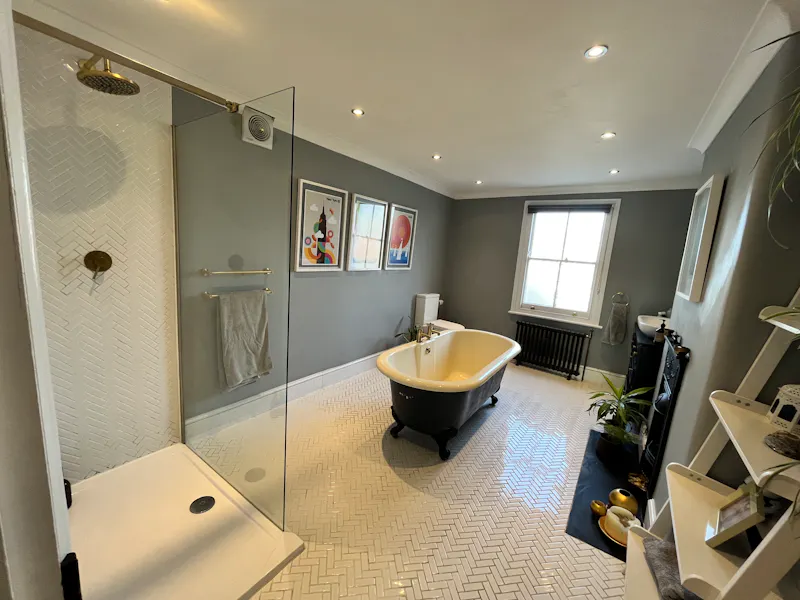 Bathroom at Newington Green family house, B1877 (photo 15)