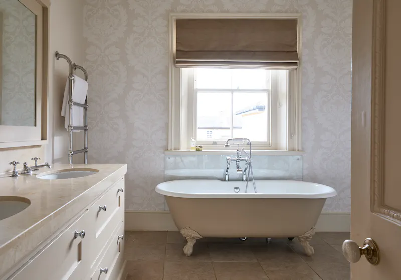 Bathroom at Theydon Bois large house,  B2017 (photo 15)