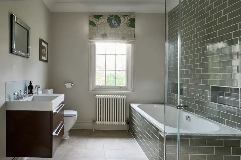 Bathroom at Theydon Bois large house,  B2017 (photo 17)