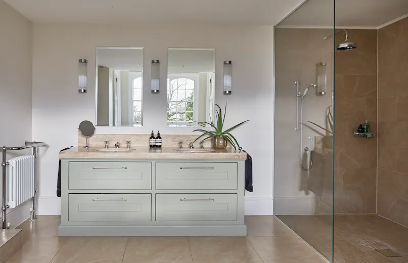 Bathroom at Theydon Bois large house,  B2017 (photo 11)