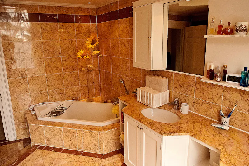 Bathroom at Chelmsford Manor House, A1609 (photo 22)