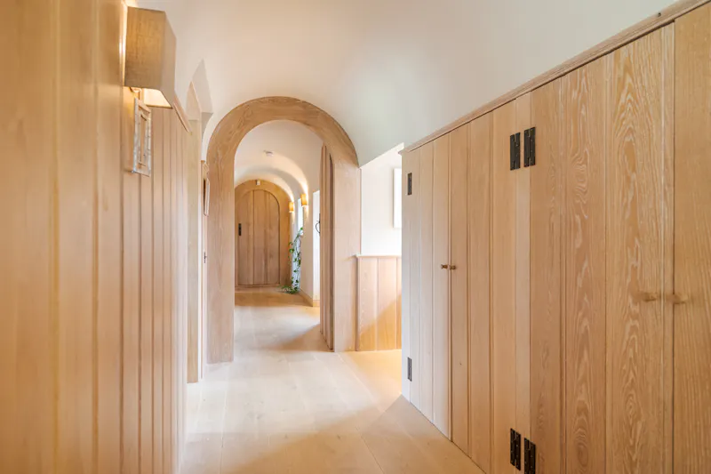 Corridor at Dunsfold renovated farmhouse , C938 (photo 7)