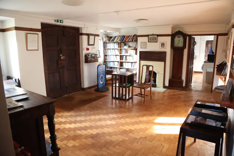 Entrance hall at Arts & Crafts house Letchworth, E521 (photo 5)