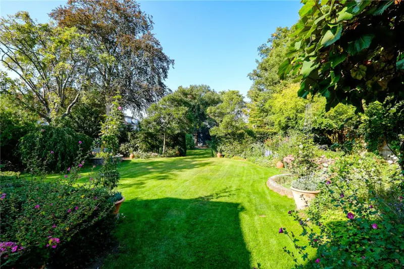 Garden at Large Period Putney House, E518 (photo 46)