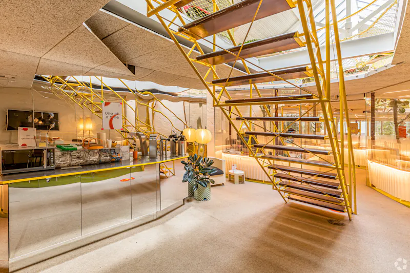 Kitchen at Space Age Holland Park Office, T183 (photo 5)