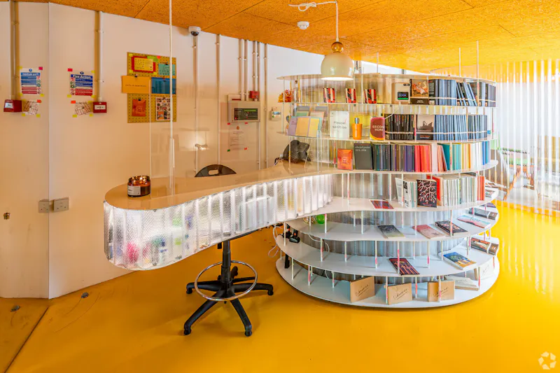 Library at Space Age Holland Park Office, T183 (photo 2)