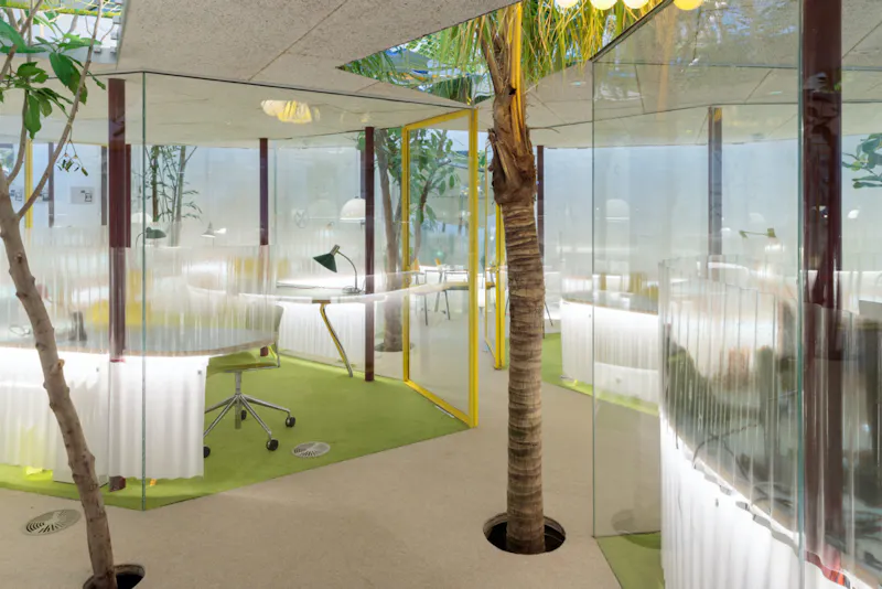 Glass at Space Age Holland Park Office, T183 (photo 14)