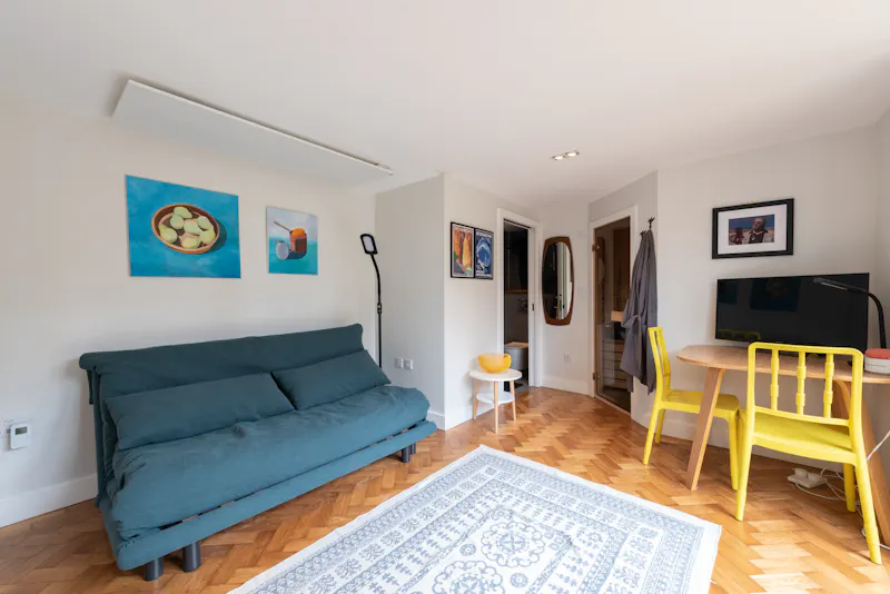 Dark & modern Walthamstow home, E519 (photo 40)