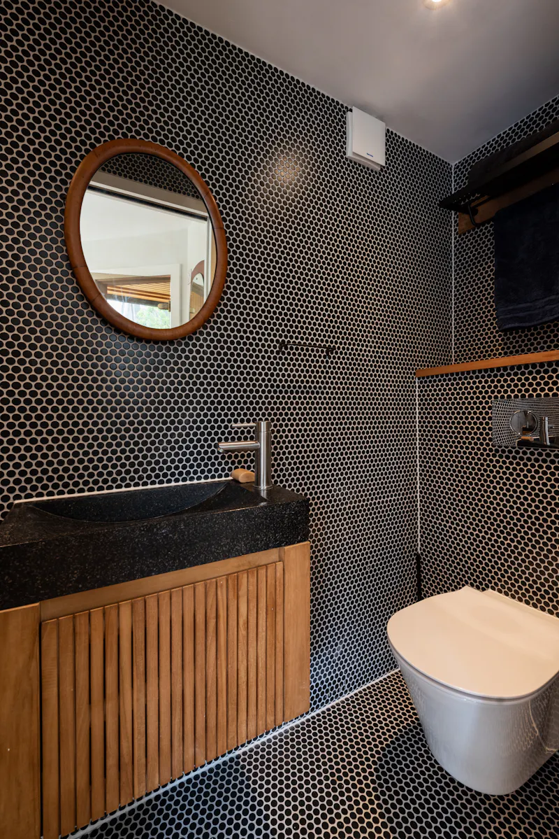 Dark & modern Walthamstow home, E519 (photo 36)