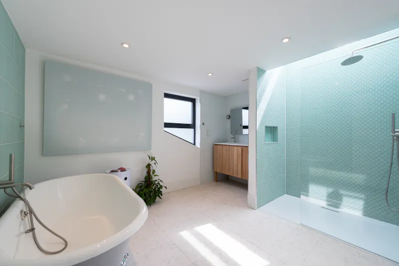 Bath - rolltop at Dark & modern Walthamstow home, E519 (photo 15)